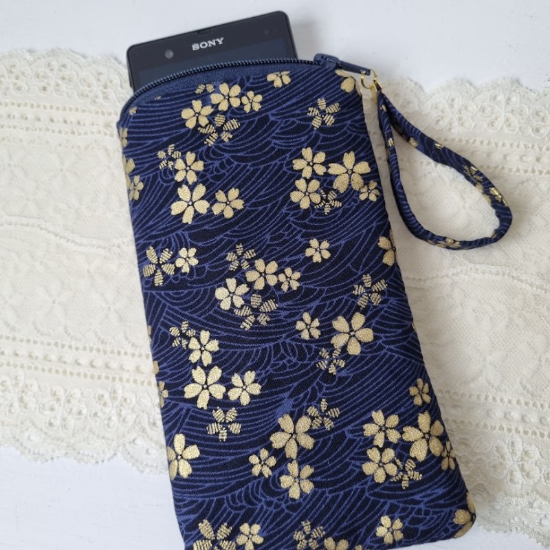 Etui zippé pour téléphone - Sakura doré fond bleu marine