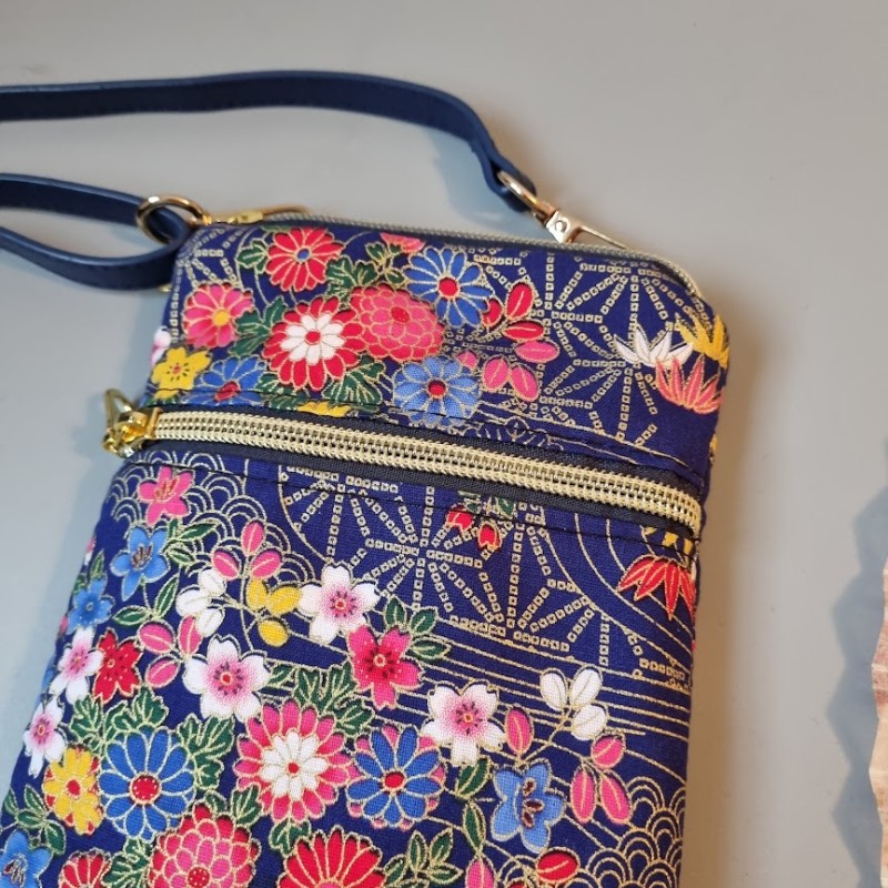 Mini-sac pour téléphone - Meiko fond bleu marine