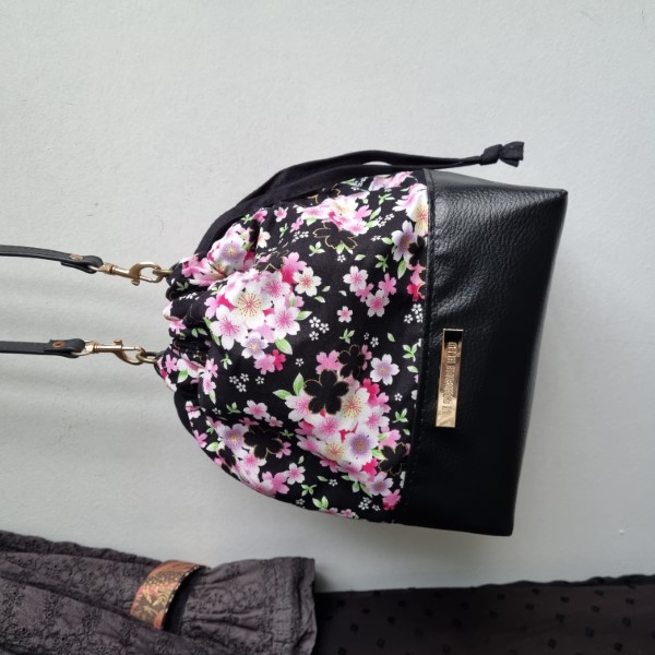 Baluchon - Mieko noir rose  -  simili cuir noir - bandoulire ajustable