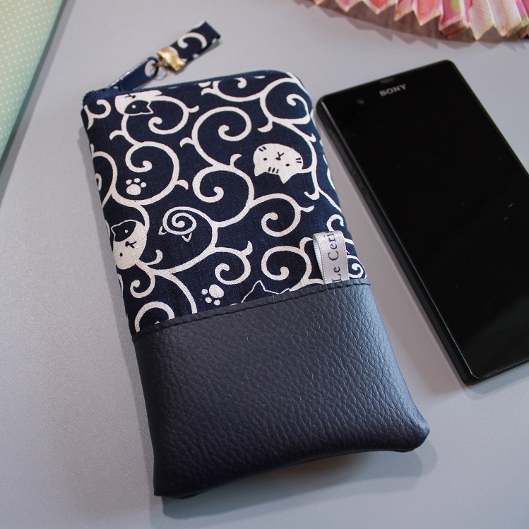 Smartphone sleeve - zipper closure - Koneko navy blue - navy blue faux leather