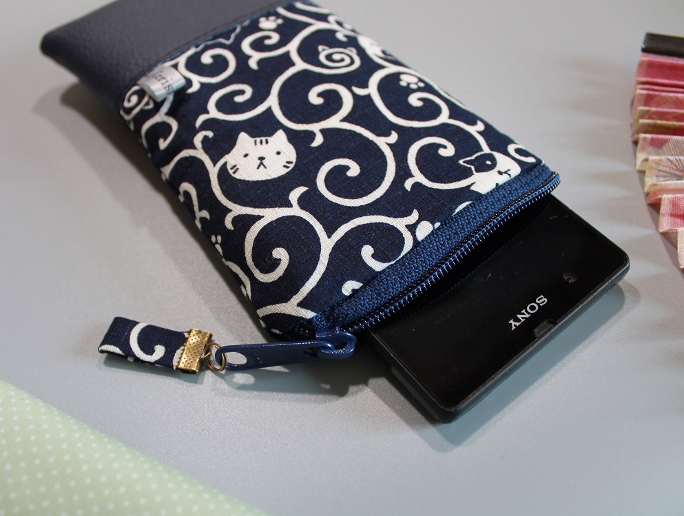 Etui smartphone sur mesure - fermeture zipe - Koneko bleu marine - simili cuir bleu marine